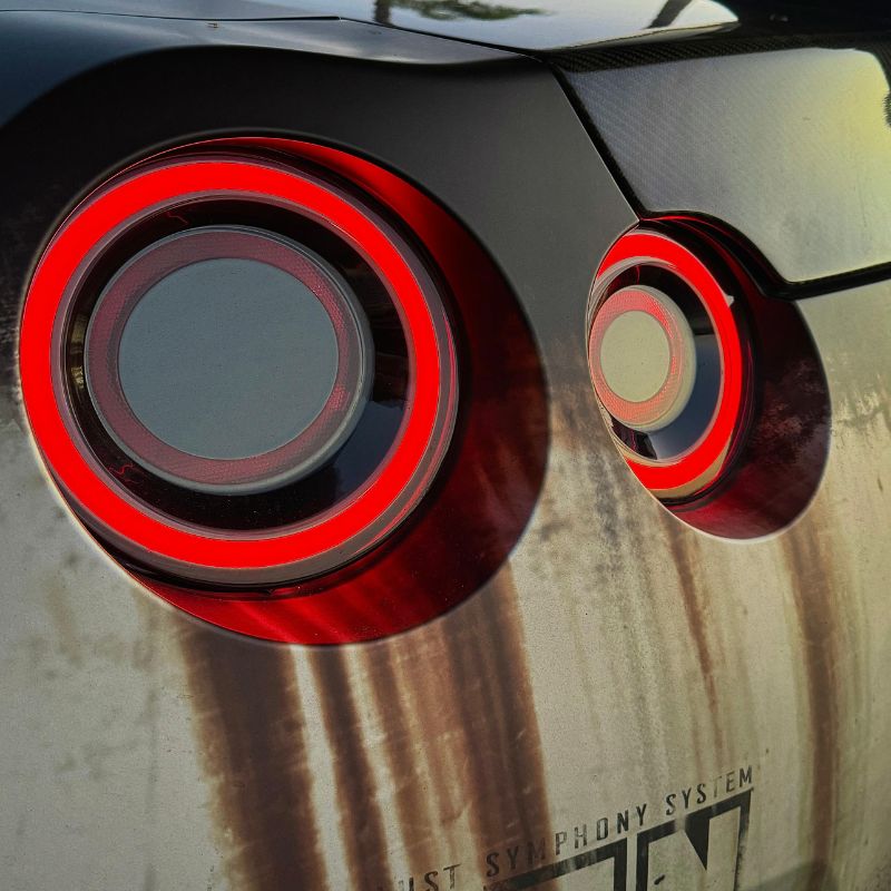 nissan gtr rgb zoom in red light